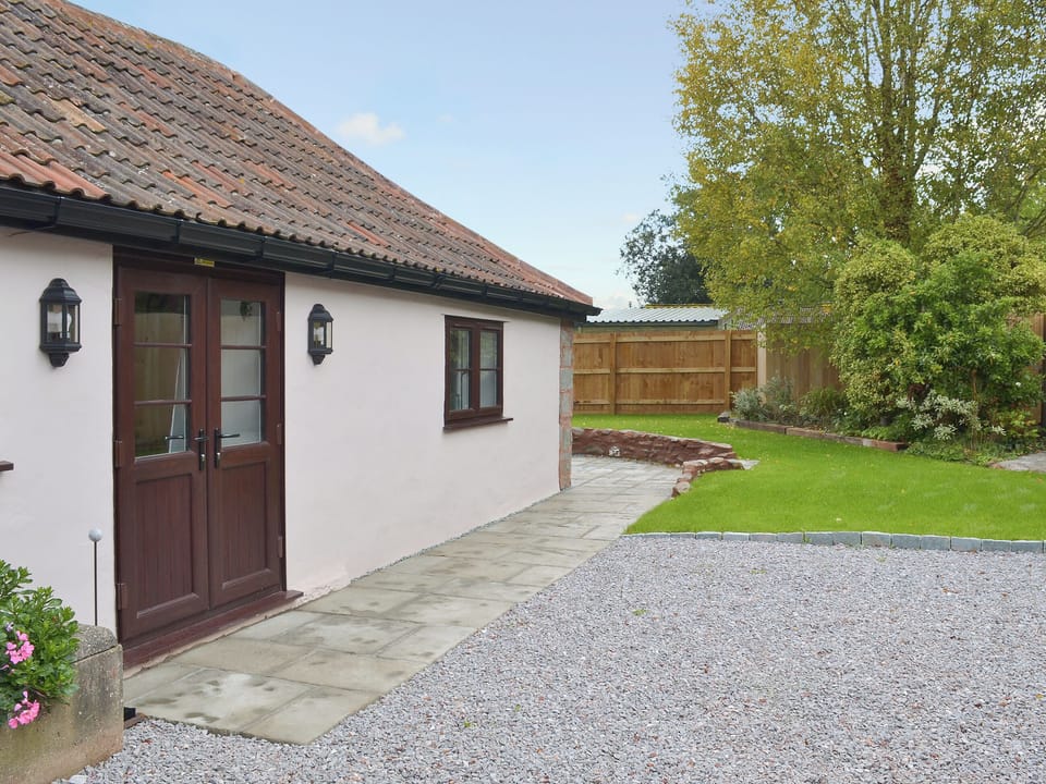 Gravelled driveway and front exterior | Bluebell Cottage, Over Stowey, near Taunton