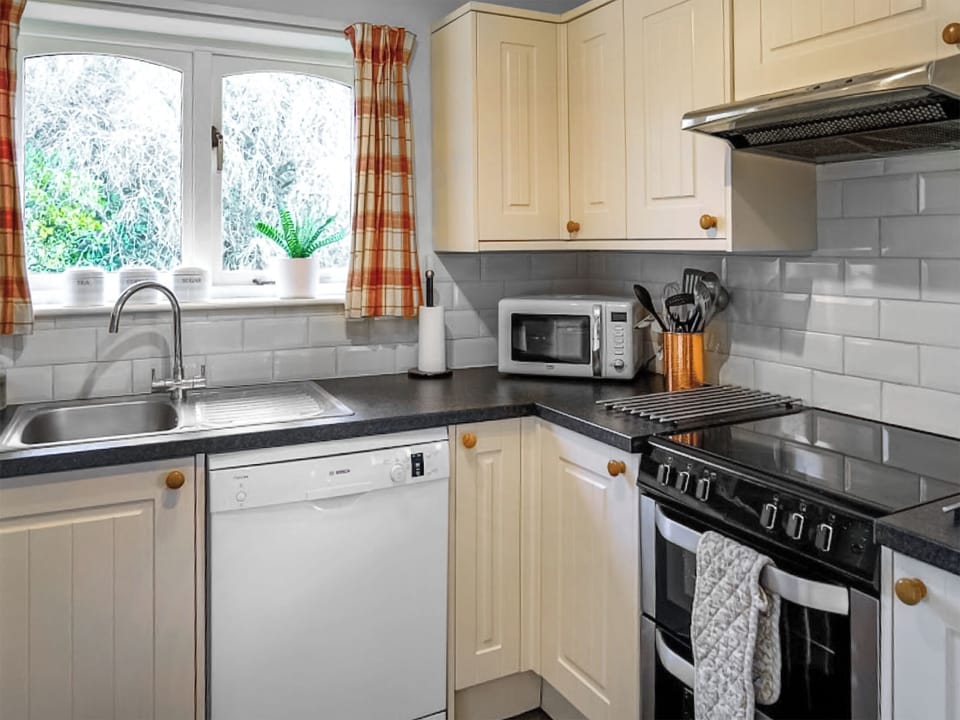 Well-equipped kitchen | The Tallet - Mennabroom Farm Cottages, Warleggan, near Bodmin