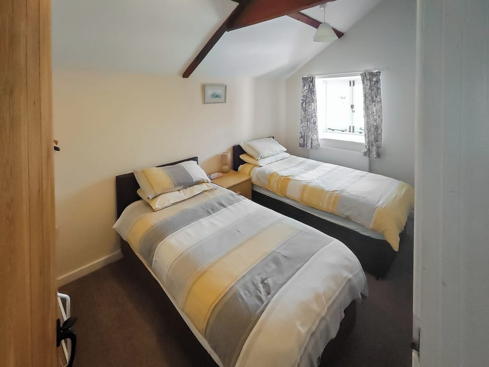 Twin bedroom | The Old Engine House - Bridge Farm, Drimpton, near Beaminster