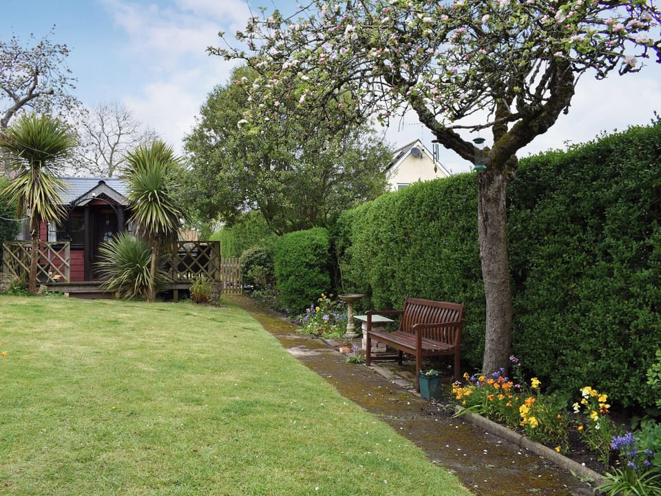 Lovely well-kempt garden | Apple Tree Cottage, Charmouth