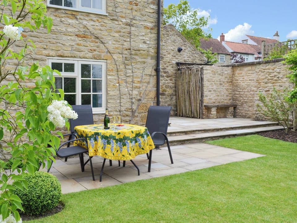 Sitting out area | Sunny Cottage, Welburn, near York