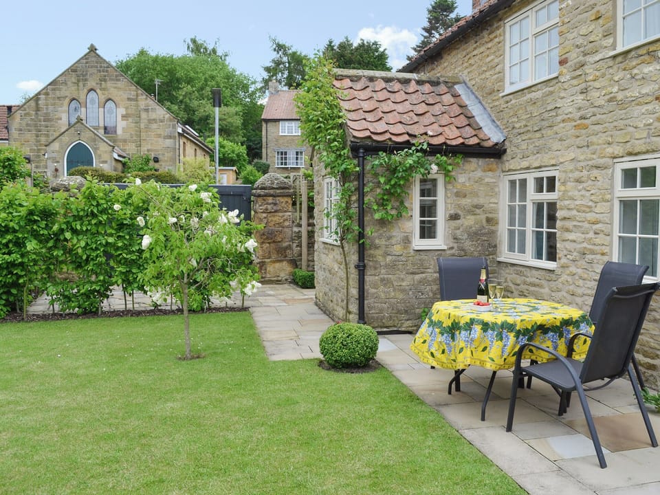 Lovely garden with seating area | Sunny Cottage, Welburn, near York