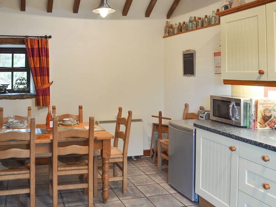 Well equipped kitchen/ dining room | Spring Cottage, Hollinsclough, near Buxton