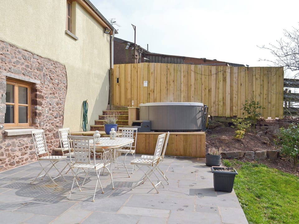 Sitting-out-area | The Granary, Tiverton