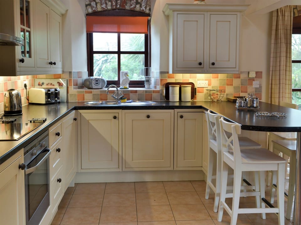 Kitchen and dining area | Goose Cottage - Quinceborough Farm, Widemouth Bay, near Bude
