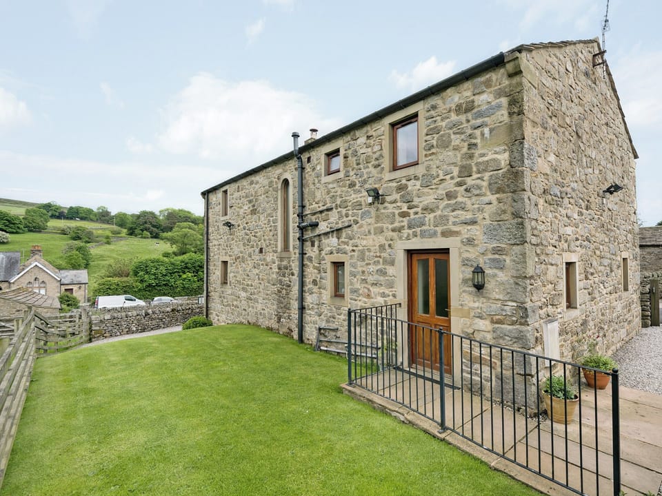 Enclosed lawned garden with patio and furniture | Dipper Fold, Hebden, near Skipton