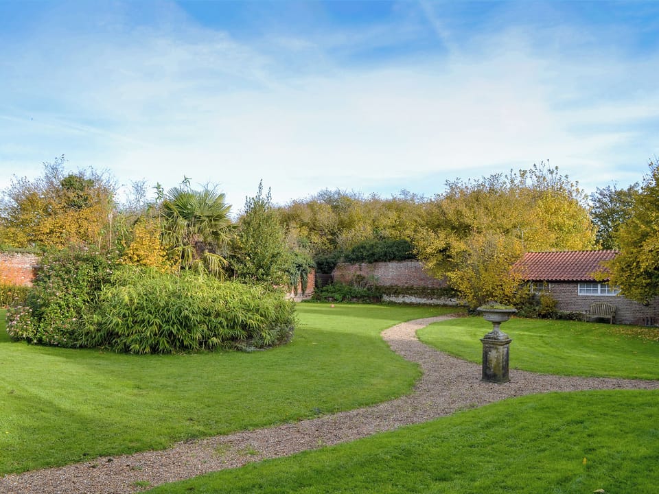 Wonderful private garden and grounds | Gamekeeper&rsquo;s Cottage - The Dovecote, Staple, near Wingham