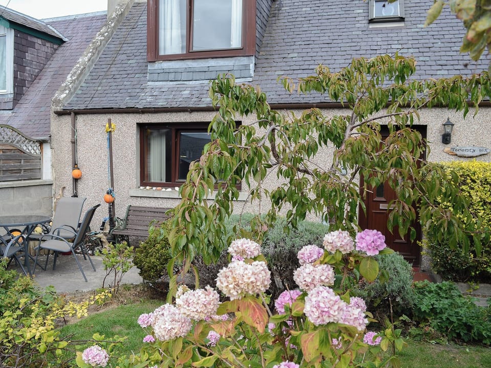 Well planted colourful garden | Seashell Cottage, Fishertown, Nairn