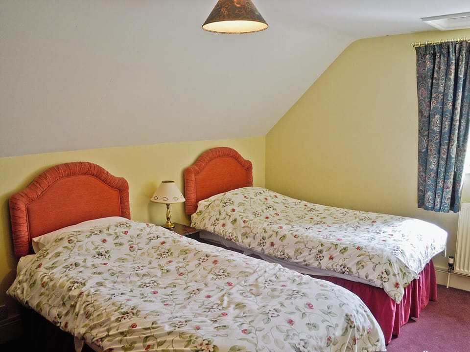 Twin bedroom | Westonbirt Cottage, Westonbirt, nr. Tetbury