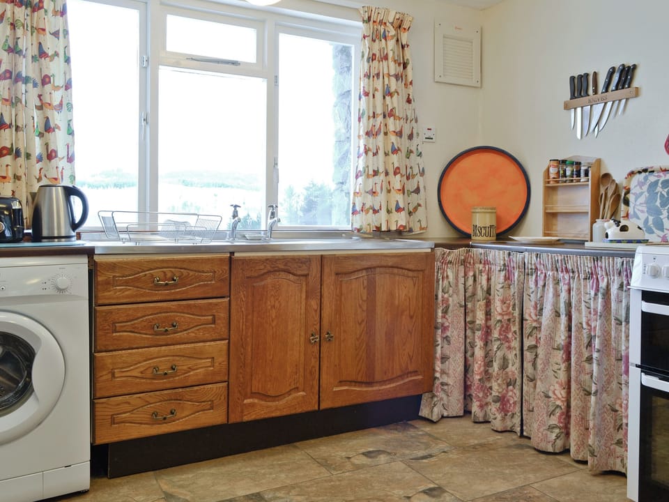 Well-equipped kitchen | Tigh na&rsquo; Caoiraich, Invergarry, Tomdoun