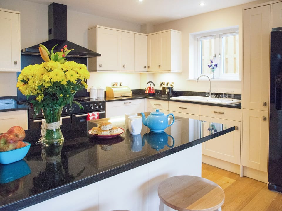 Well-equipped fitted kitchen | Harrowbeard House, Marhamchurch, near Bude