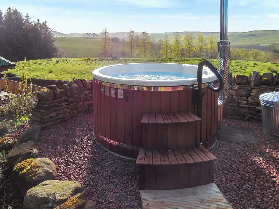 Hot tub | Grooms Cottage - Soppit Farm Cottages, Elsdon