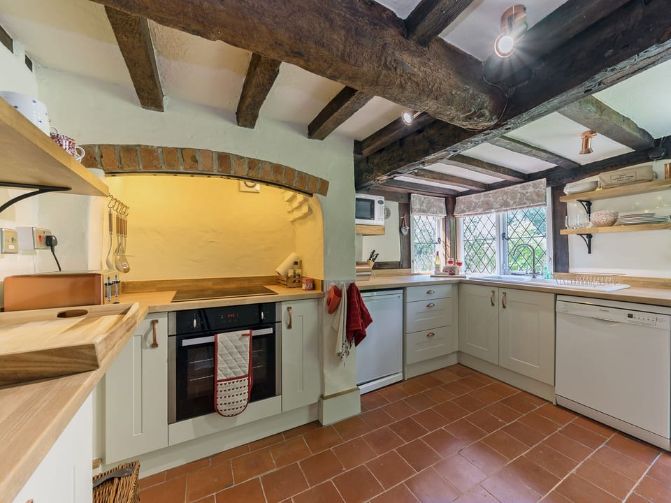 Spacious kitchen with beams | Manor Cottage, Eckington, near Pershore