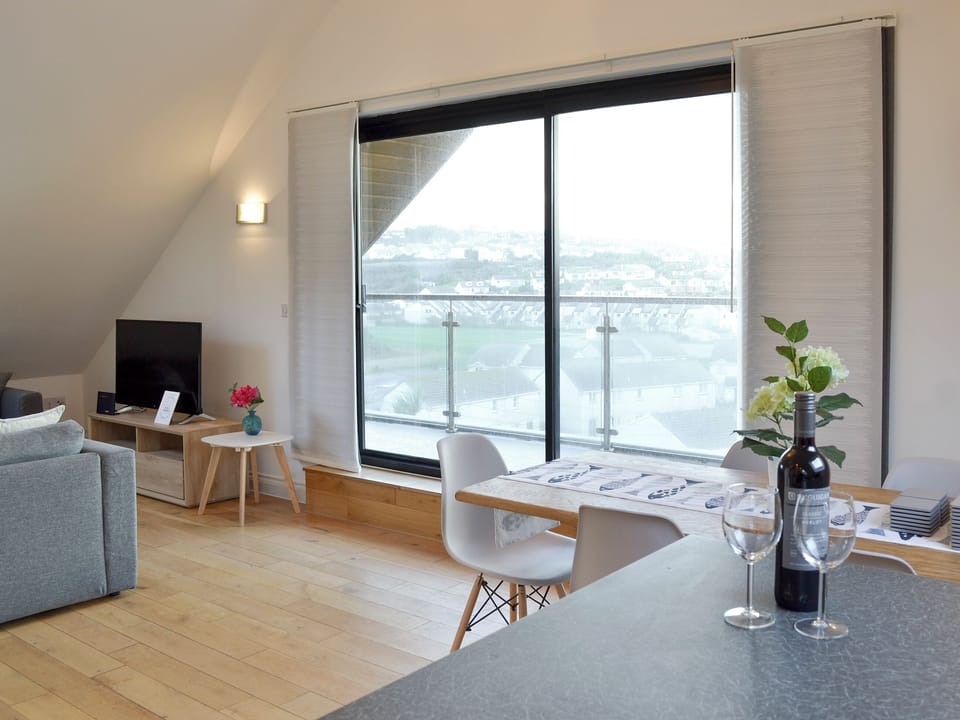 Light and airy open plan living space | Lyndhurst, Perranporth