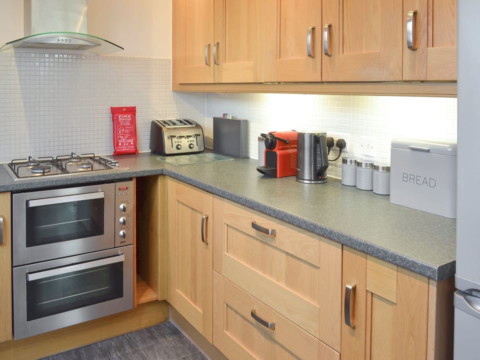 Fully equipped kitchen | Lyndhurst, Perranporth