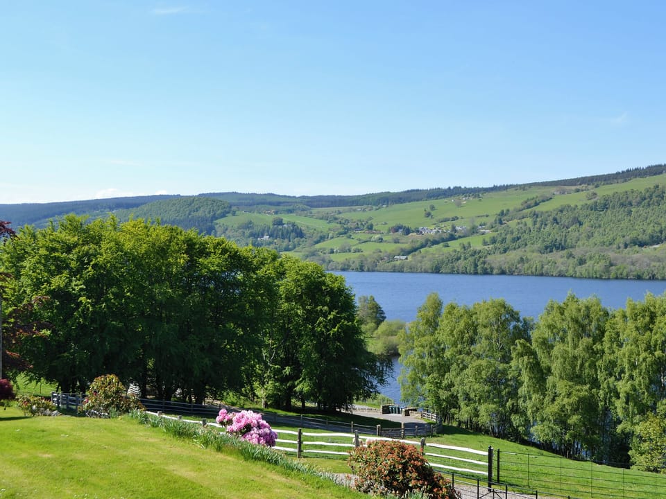 Outstanding views over Loch Tummel | Tummel Cottage, Farragon Cottage - Lick Estate, Foss, near Pitlochry