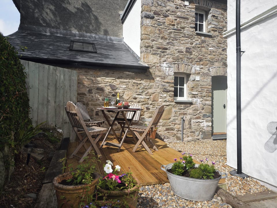 Sitting out area - rear | Little Roost, Mathry