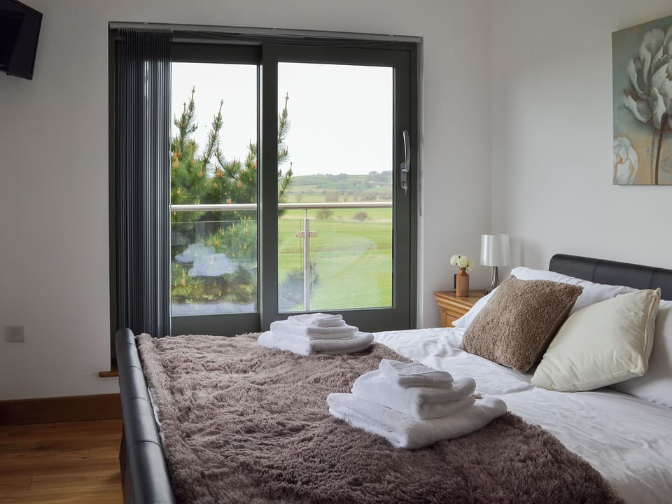 Kingsize bedrom with doors leading to balcony | Henry Oscar House, Winchelsea, near Rye