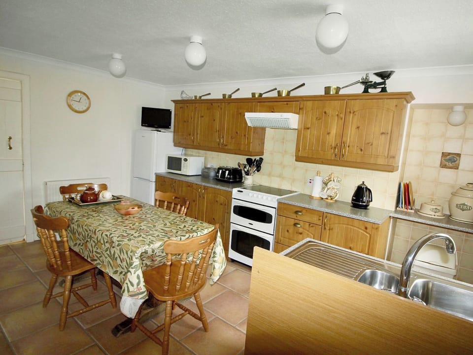 Spacious kitchen/dining room | Coelard Farmhouse - Coelard, Appin