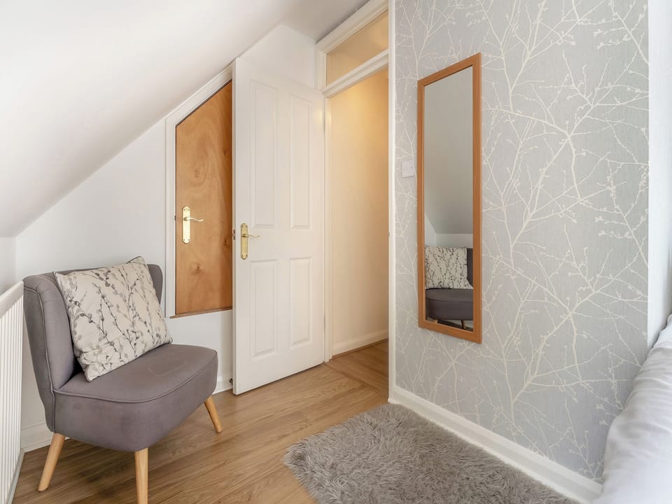 Good-sized twin bedroom | Knowle Croft Cottage, Fairlight, near Hastings