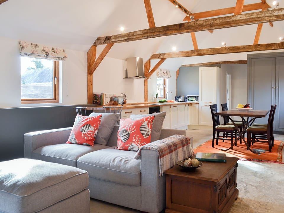 Light and airy living space with vaulted ceiling | Chiddock Cottage - Midgham Long Copse, Midgham, near Fordingbridge