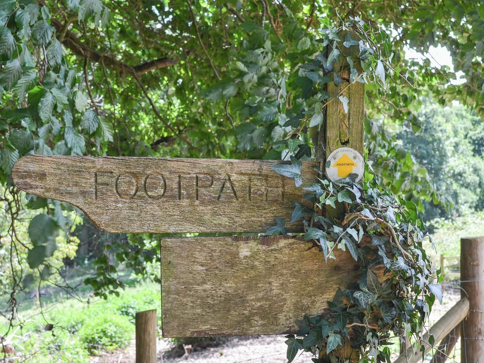 There are myriad footpaths criss-crossing the local area | Chiddock Cottage, Chidley Cottage - Midgham FarmMid, RingwoodMidgham, 