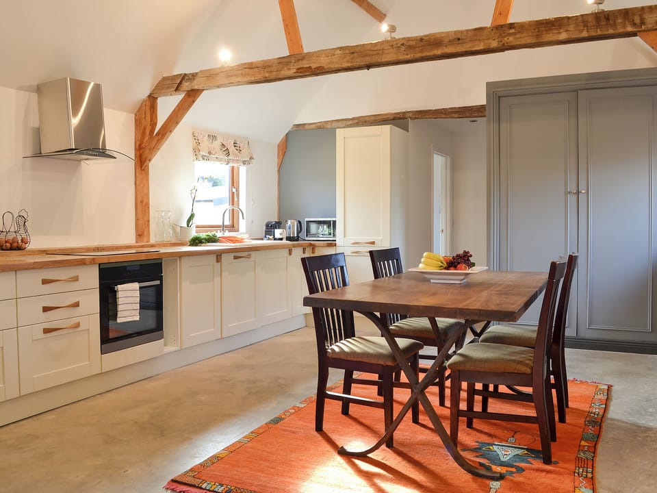 Lovely traditional kitchen/dining area with contemporary appliances | Chiddock Cottage - Midgham Farm, Ringwood