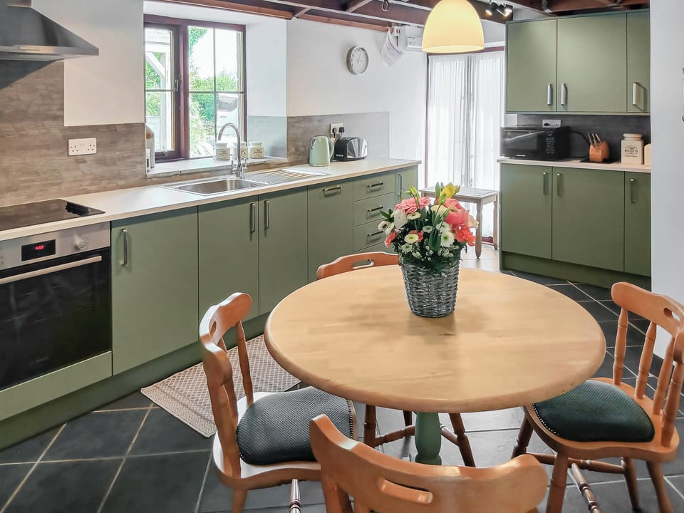 Well equipped kitchen/ dining room | Beckaveans Granary - Beckaveans, Jacobstow, near Bude