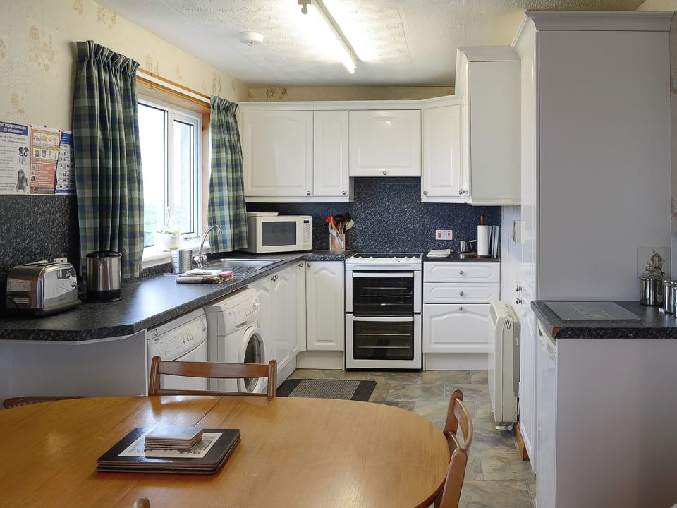Well equipped kitchen/dining area | John O&rsquo; Groats - Horseman&rsquo;s Cottage - Watermill Cottages, John O&rsquo; Groats