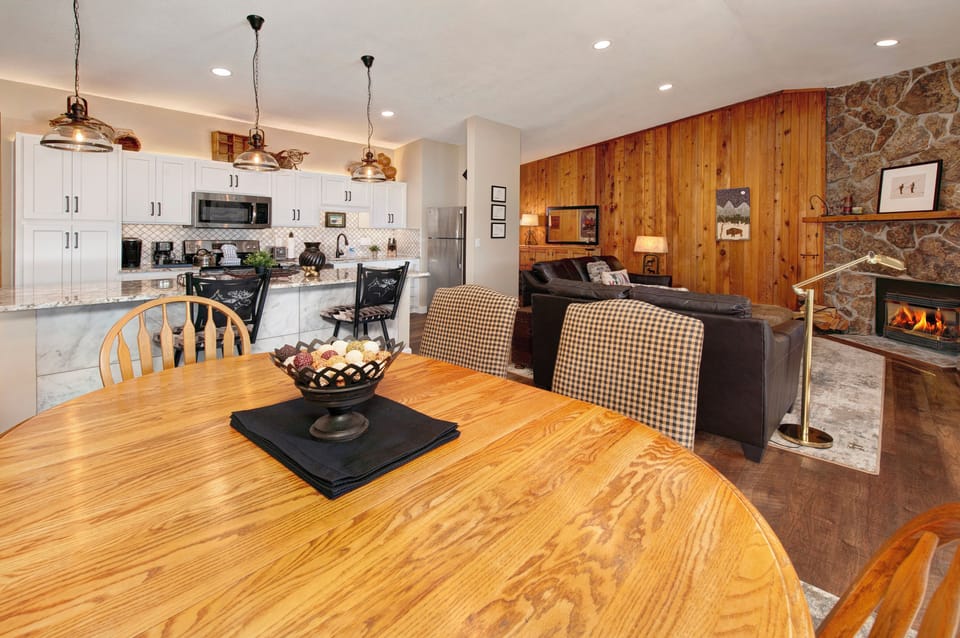 Dining area with seating for 6 people.