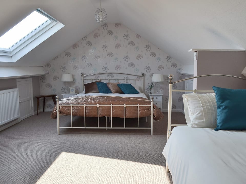 Twin bedroom | Encil-Y-Mor, Criccieth, near Porthmadog