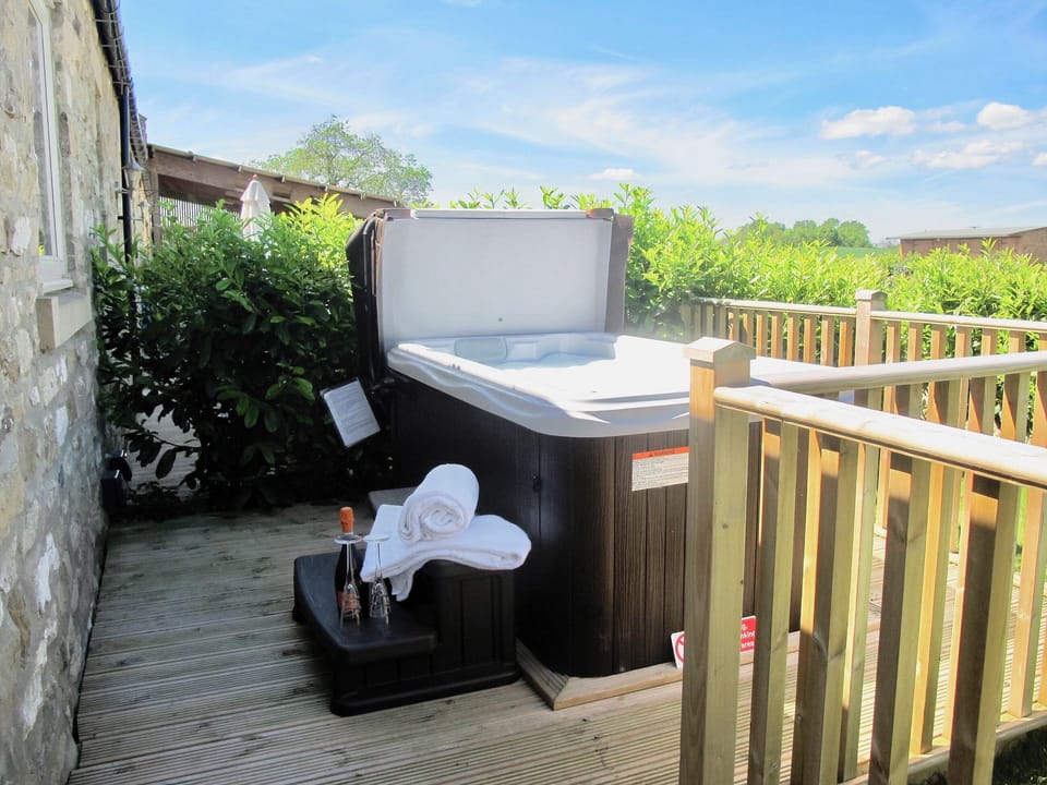 Relaxing hot tub | Mill Cottage, Sykelands Cottage - Sykelands Grange Cottages, Dalton