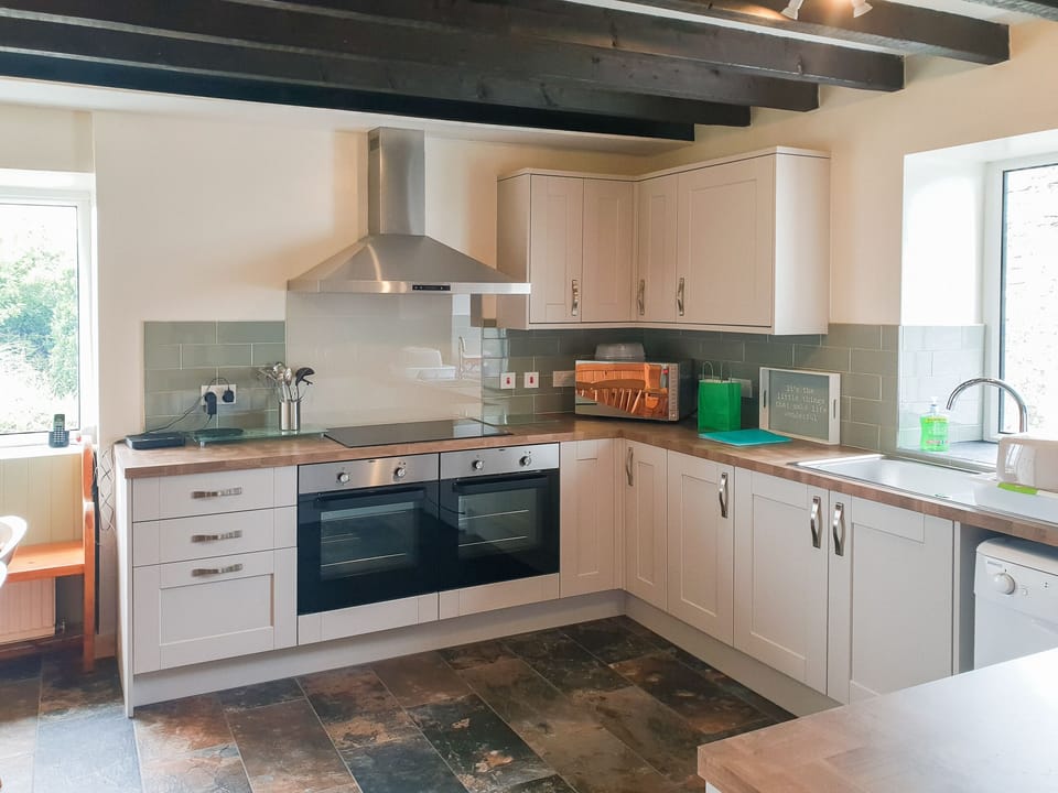 Kitchen | Hen Ysgol, Llanfaethlu, Anglesey