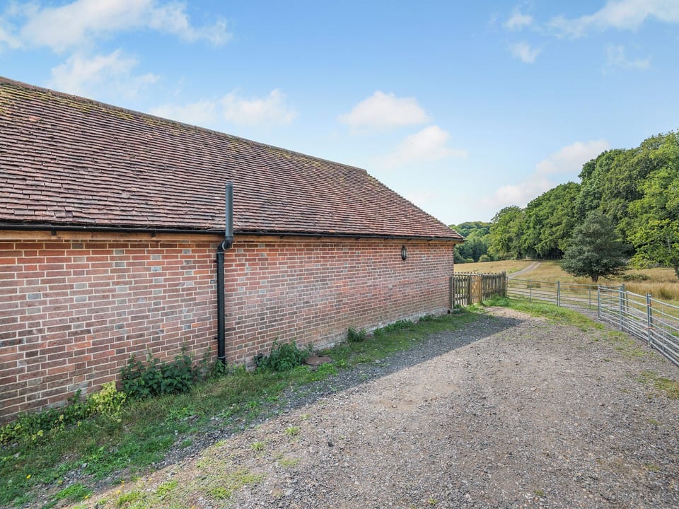 Exterior | Coblye Barn, Battle