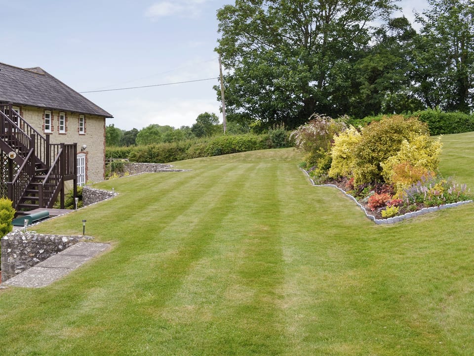 Well maintained lawned garden area | Shepherds Den, Henwood, Stable Cottage - Drayton Farm Barns, East Meon, Petersfield