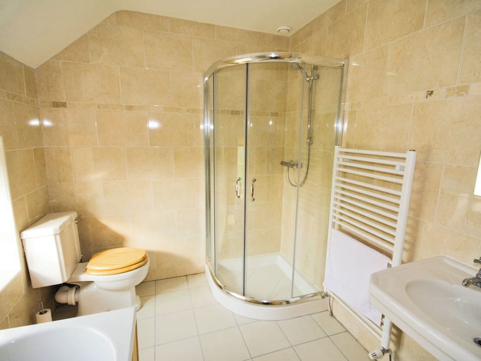 Brook Farm Cottage bathroom | Brook Farm Cottage, Minshull Vernon, Nantwich