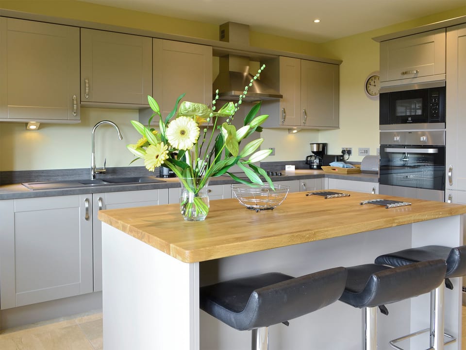 Well-equipped kitchen | The Haymakers - Paddockhall Cottages, Linlithgow, near Edinburgh 