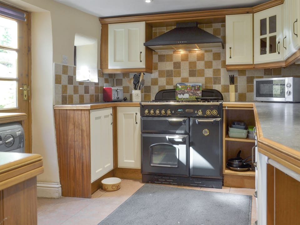 Well-equipped fitted kitchen with modern range-style cooker | Poppy Cottage, Bonsall, near Matlock