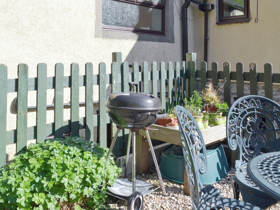 Outdoor furniture and BBQ on gravelled patio | Poppy Cottage, Bonsall, near Matlock