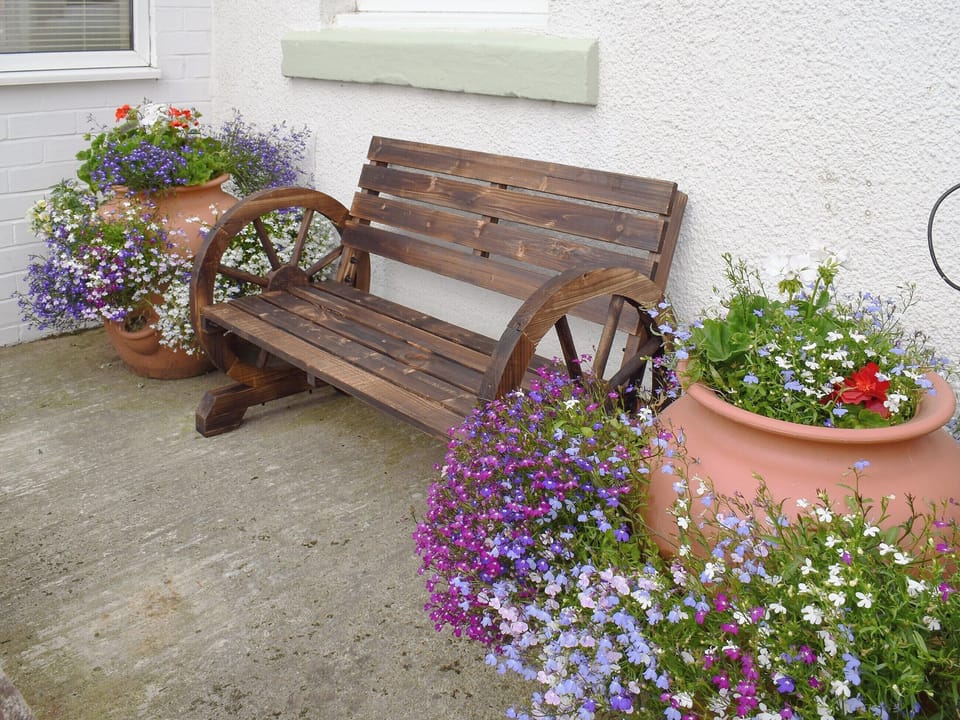 Pretty out door seating area | The Miner&rsquo;s Cottage, Loftus, near Saltburn-by-the-Sea