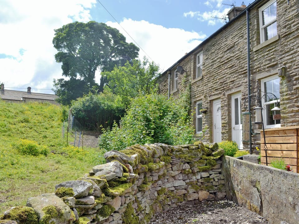 Terraced holiday property | Gardenwell Cottage, Burtersett, near Hawes