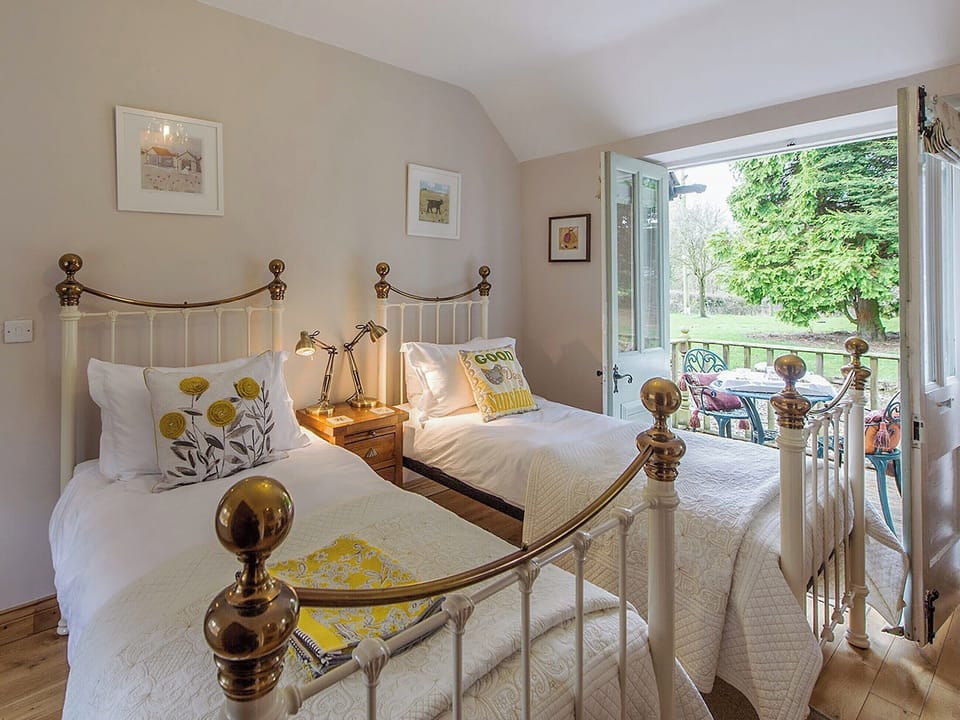 Charming twin bedroom with en-suite bathroom | Walkmill Lodge, Norbury, near Bishop&rsquo;s Castle 