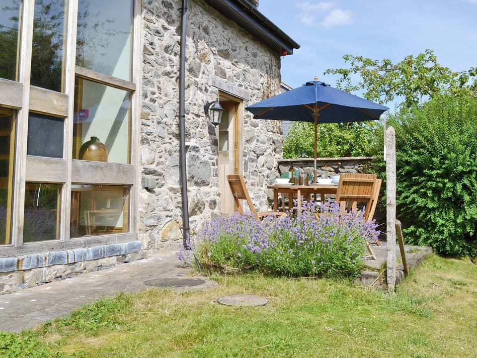 Sitting-out-area | Ty-Rhyd, Pedairffordd