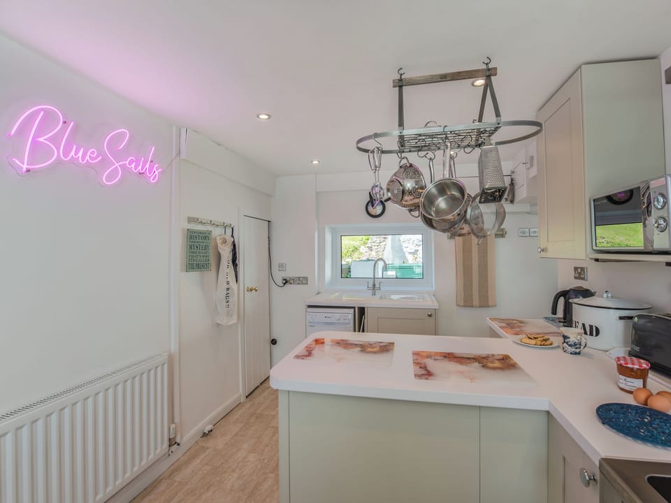 Kitchen | Blue Sails - Water&rsquo;s Edge Cottages, Llanfaes, Beaumaris, Anglesey