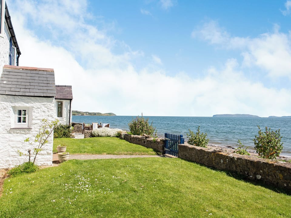 Setting | Blue Sails - Water&rsquo;s Edge Cottages, Llanfaes, Beaumaris, Anglesey