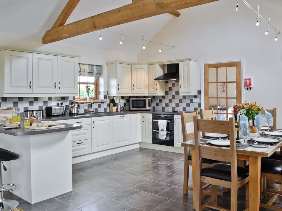 Kitchen/diner | Llanlliwe Cottage, Henllan Amgoed, nr. Narberth
