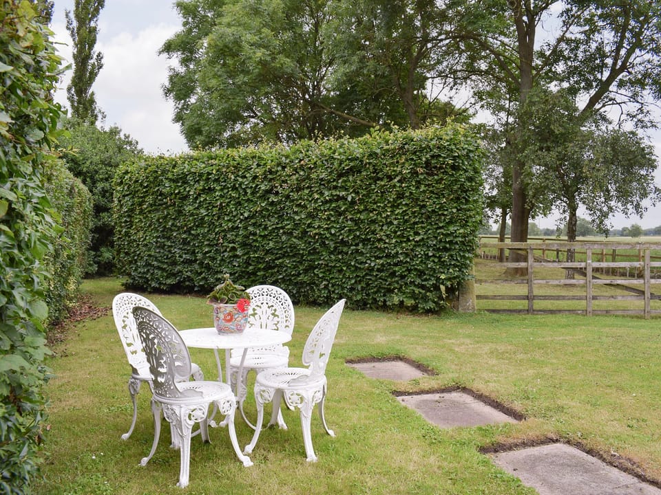 Well-maintained garden with outdoor seating areas | Glebe Farm Cottage, Hornby