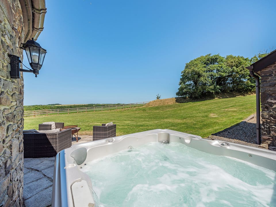 Hot tub | The Old Roundhouse, Hartland, Bideford