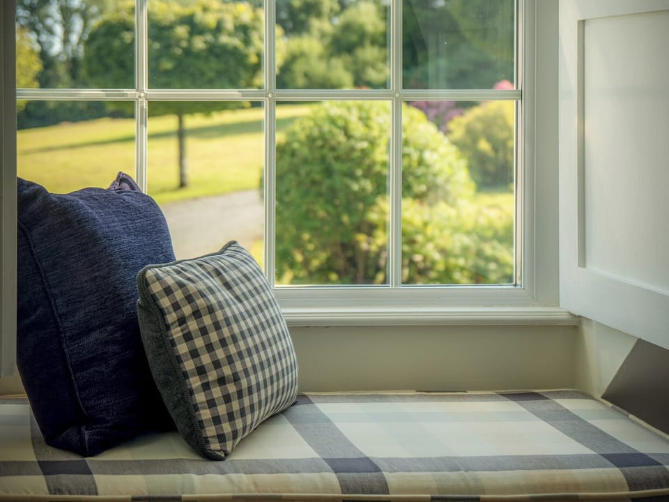 Window seat in the bedroom | Summerhill Cottage - Summerhill Cottages, Amroth