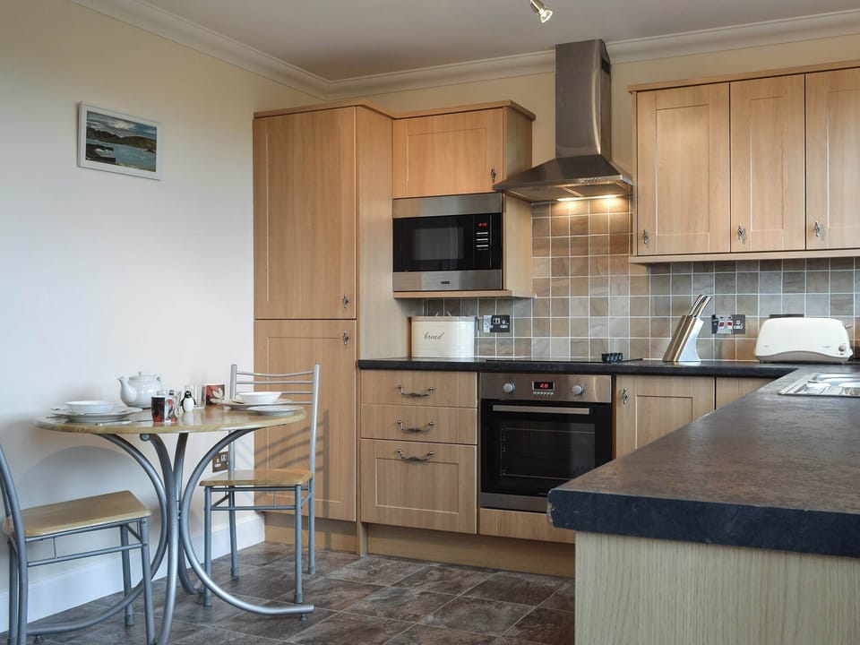 Kitchen with breakfast area | Beith, Hungladder, near Uig
